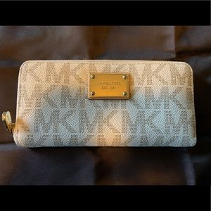 Michael Kors White Zip Around Wallet